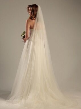 Brand new 67” ivory veil